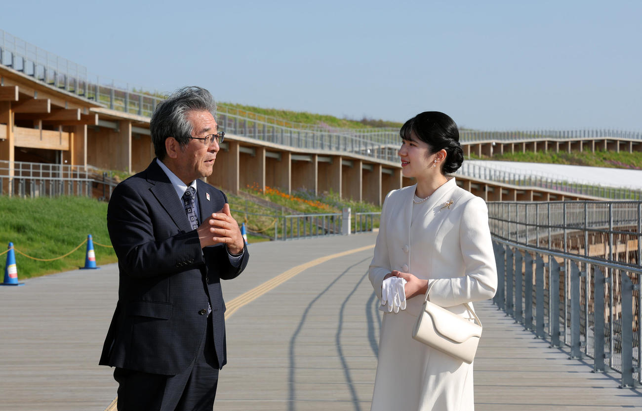 大屋根リングを視察される天皇、皇后両陛下の長女愛子さま（代表撮影）