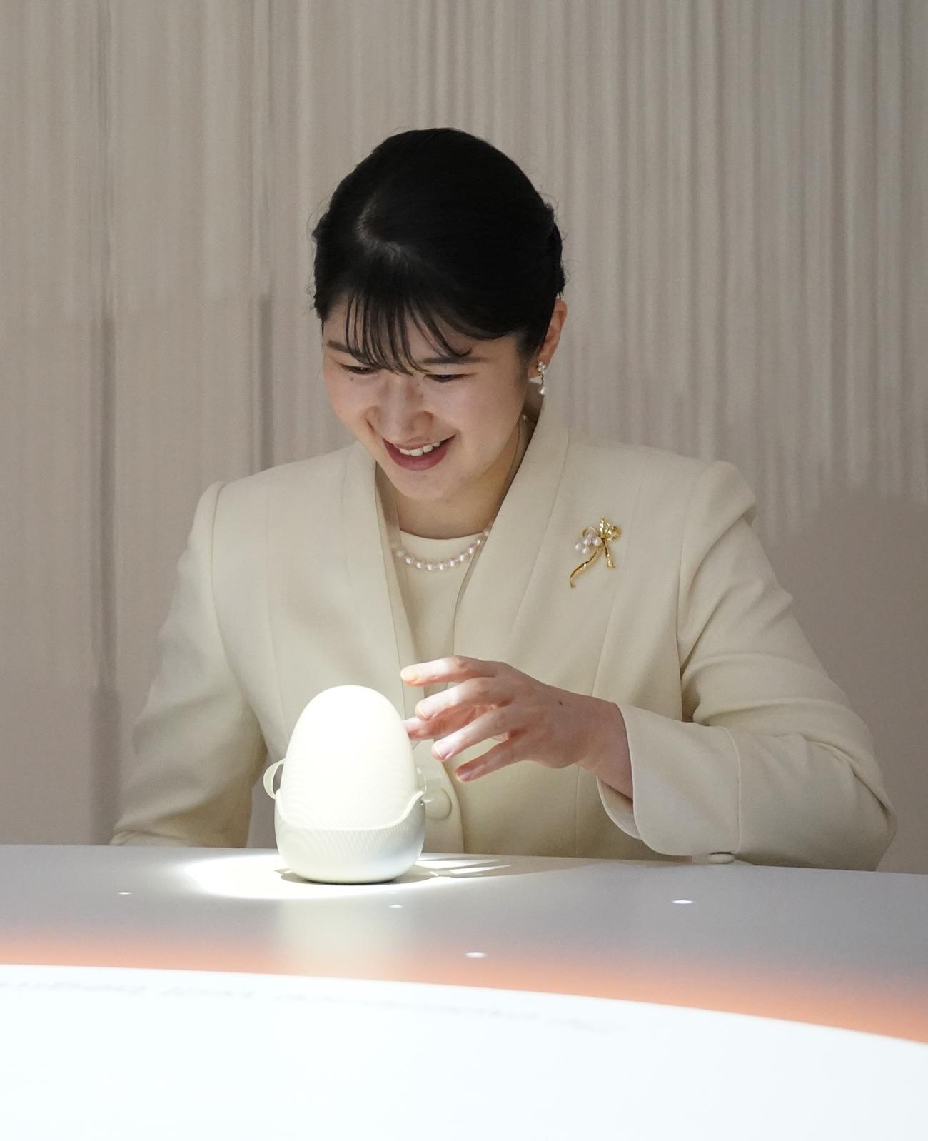 大阪・関西万博を訪れ、電力館で体験される天皇、皇后両陛下の長女、敬宮愛子さま（代表撮影）