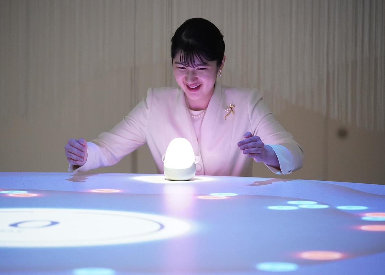 大阪・関西万博を訪れ、電力館で体験される天皇、皇后両陛下の長女、敬宮愛子さま（代表撮影）