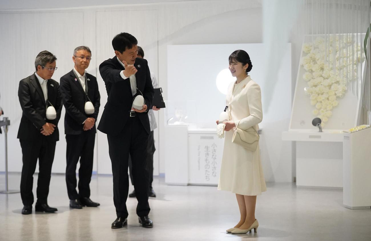 大阪・関西万博の電力館を訪問された天皇、皇后両陛下の長女、敬宮愛子さま（右端）（代表撮影）