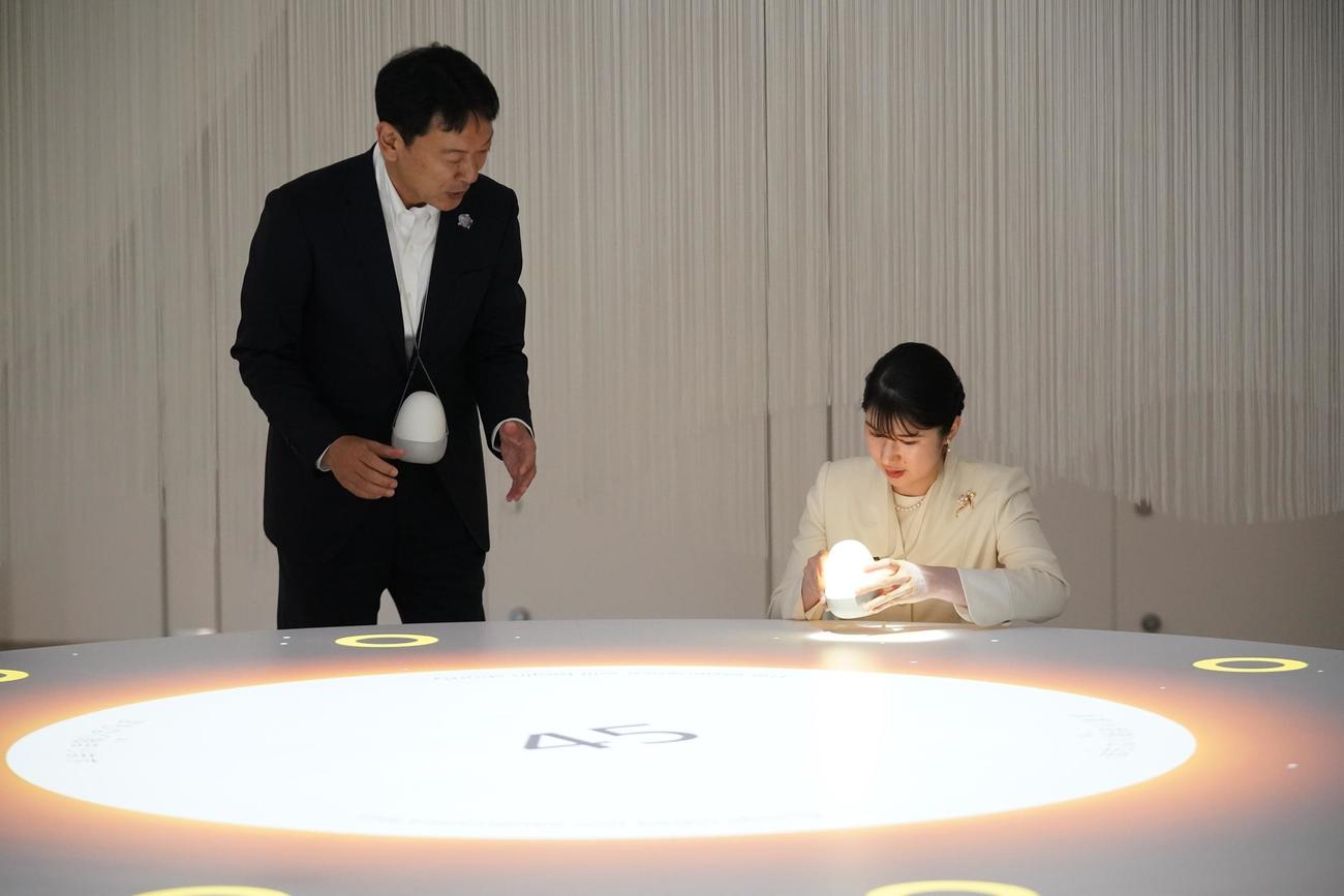 大阪・関西万博を訪れ、電力館で体験される天皇、皇后両陛下の長女、敬宮愛子さま（右）（代表撮影）