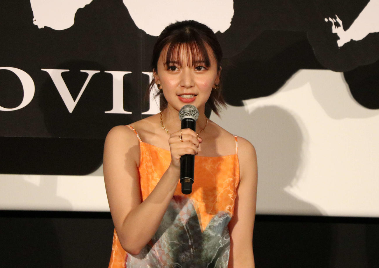 舞台あいさつをする上白石萌歌（撮影・泉光太郎）
