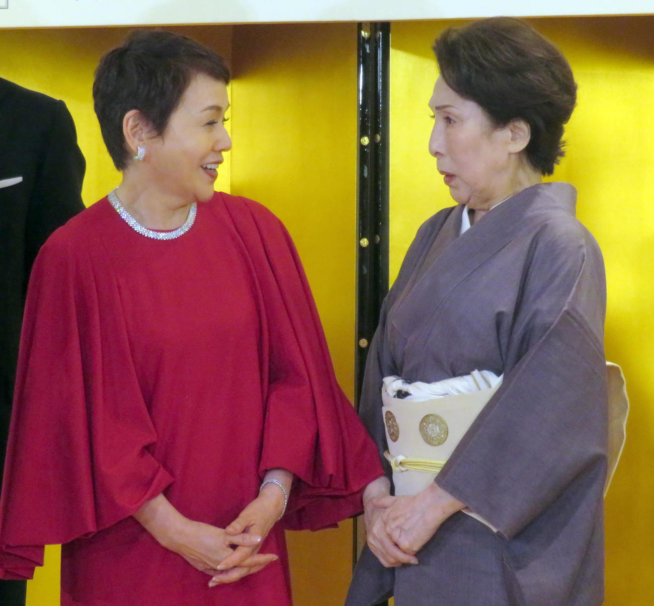 舞台「華岡青洲の妻」取材会で波乃久里子（右）と笑顔で談笑する大竹しのぶ（撮影・鎌田直秀）