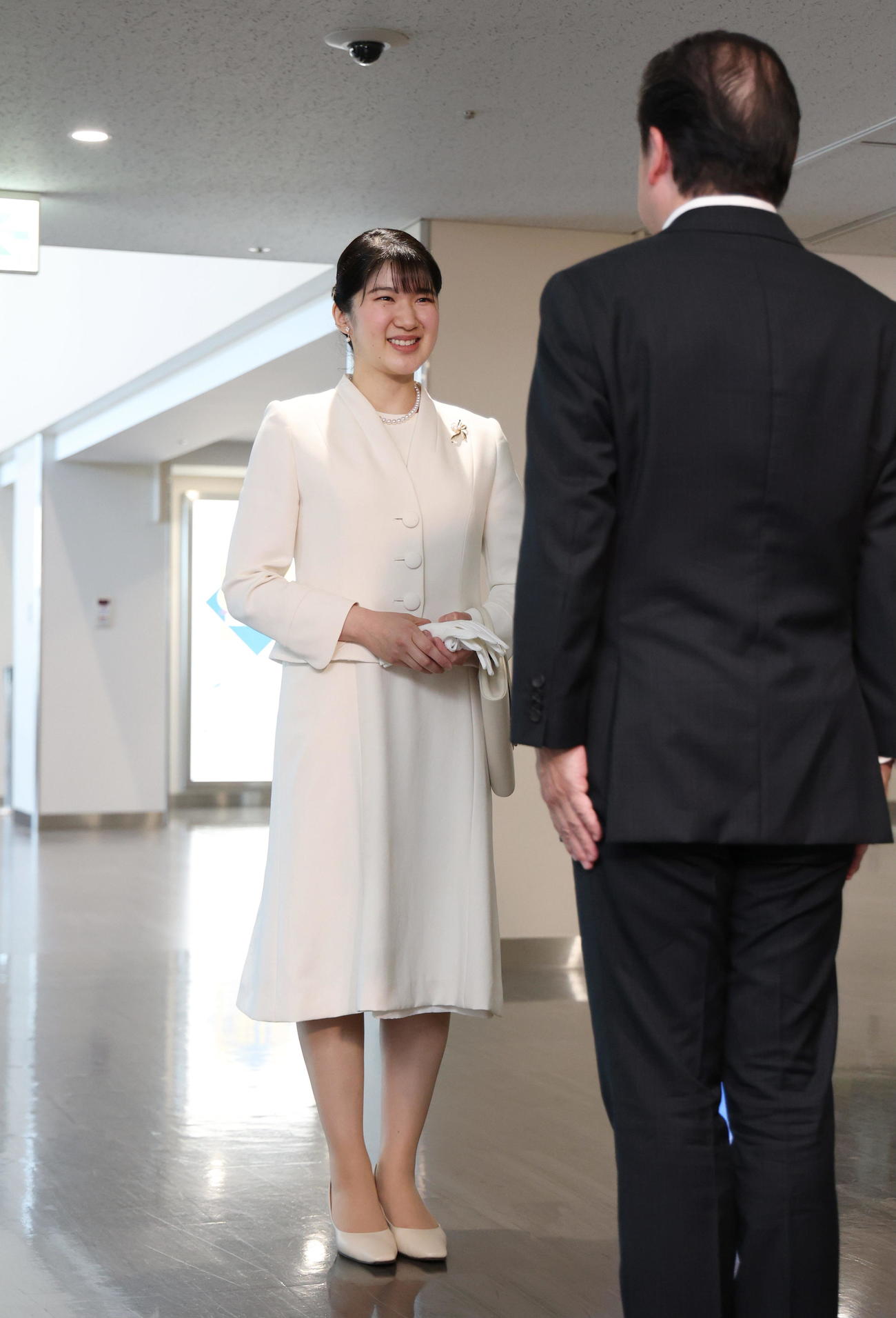 大阪・関西万博を視察するため伊丹空港に到着し、出迎えを受けられる天皇、皇后両陛下の長女愛子さま（代表撮影）