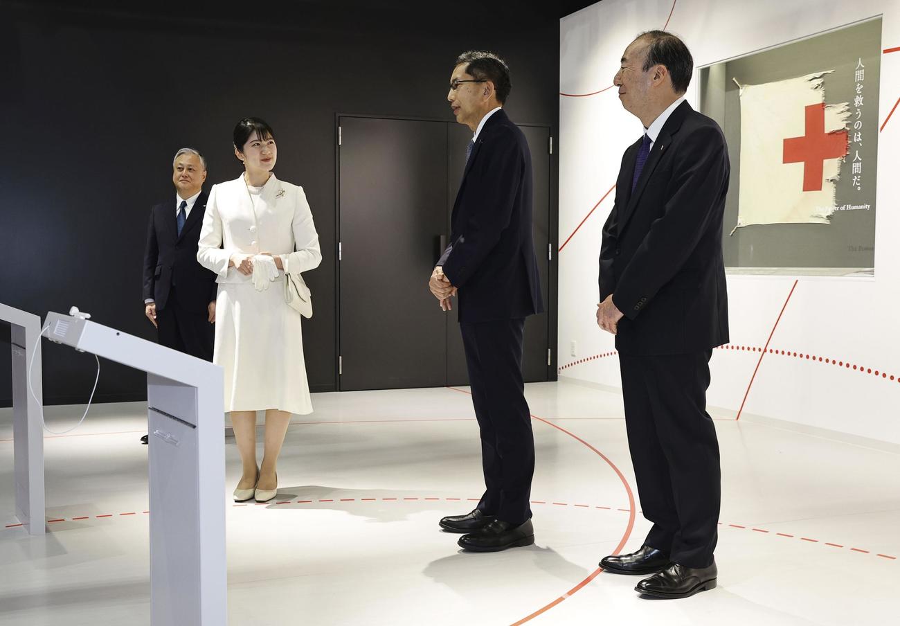 大阪・関西万博会場の国際赤十字・赤新月運動館を視察される、天皇、皇后両陛下の長女愛子さま＝8日午後、大阪市此花区の夢洲（代表撮影）