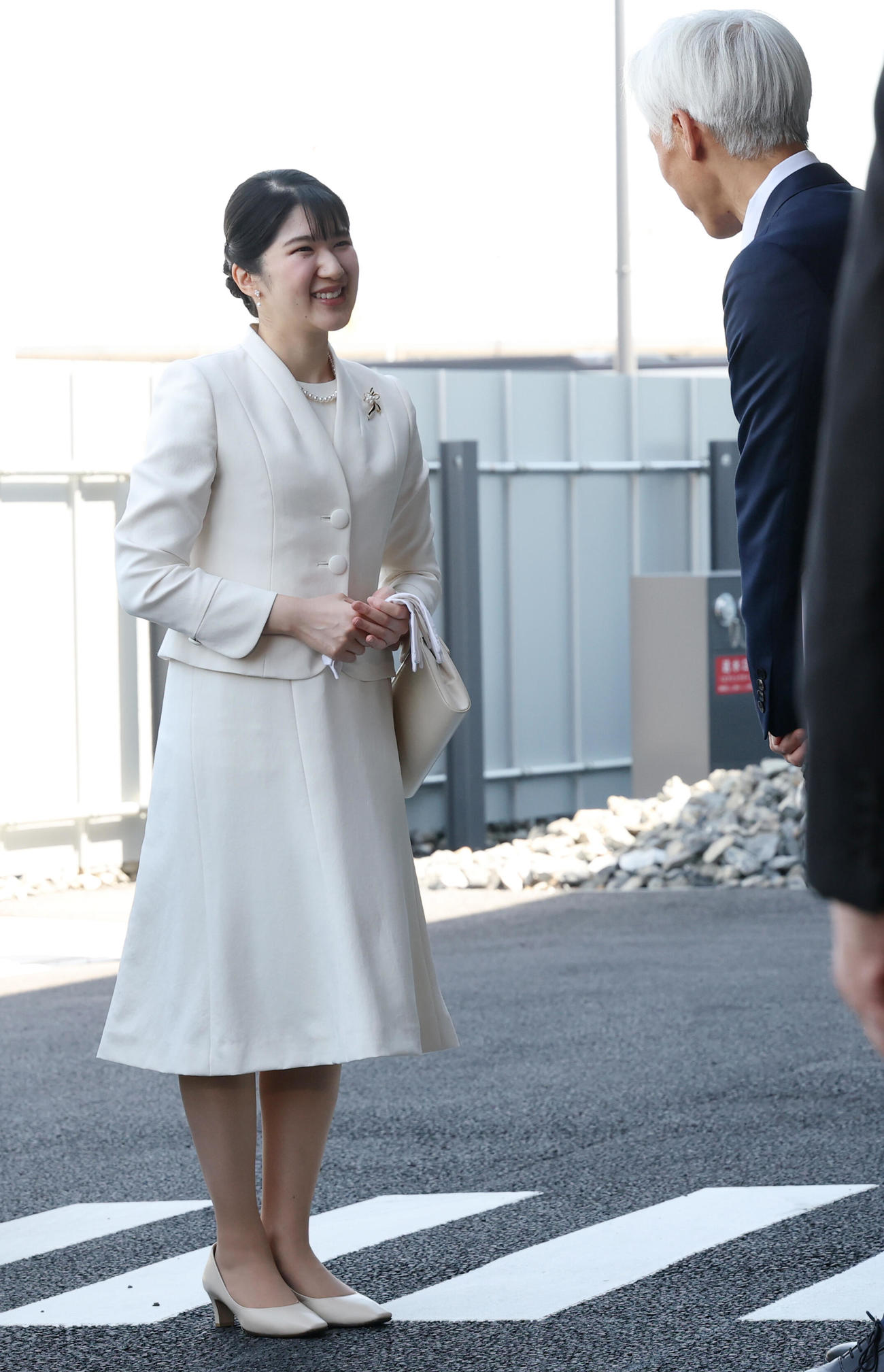 大阪・関西万博会場の日本館に到着し、出迎えを受ける天皇、皇后両陛下の長女愛子さま（代表撮影）