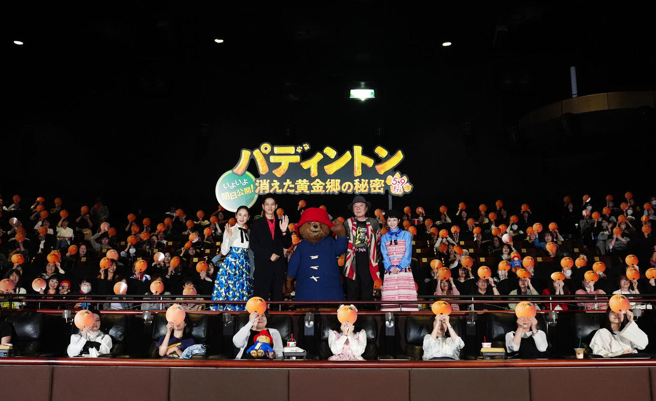 映画「パディントン消えた黄金郷の秘密」公開前夜祭で写真に納まる、左から吉田羊〓、松坂桃李、パディントン、古田新太、三戸なつめ（撮影・江口和貴）