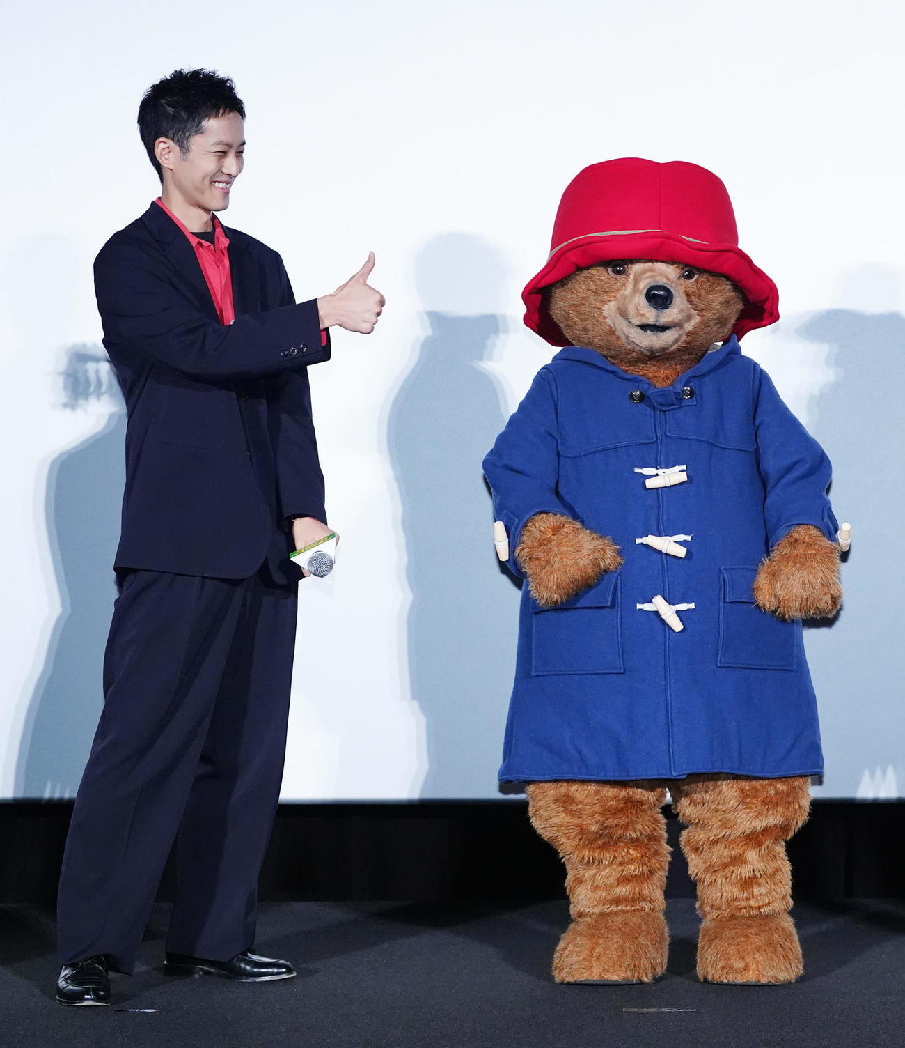 映画「パディントン消えた黄金郷の秘密」公開前夜祭に臨む松坂桃李（左）とパディントン〓（撮影・江口和貴）