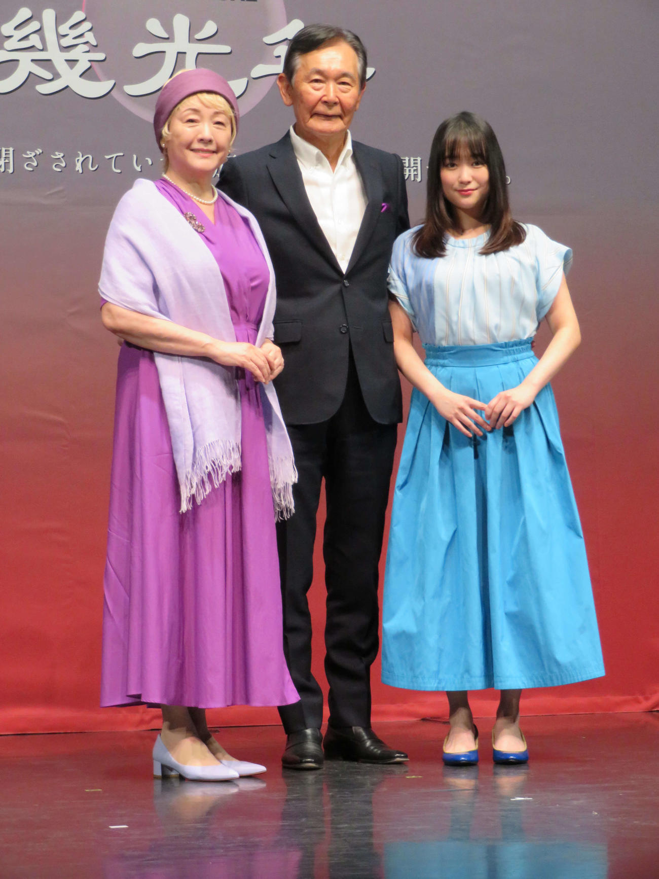 ミュージカル「幾光年－Light Years－」製作発表記者会見に出席した、左から松坂慶子、都倉俊一氏、大原櫻子（撮影・村上幸将）