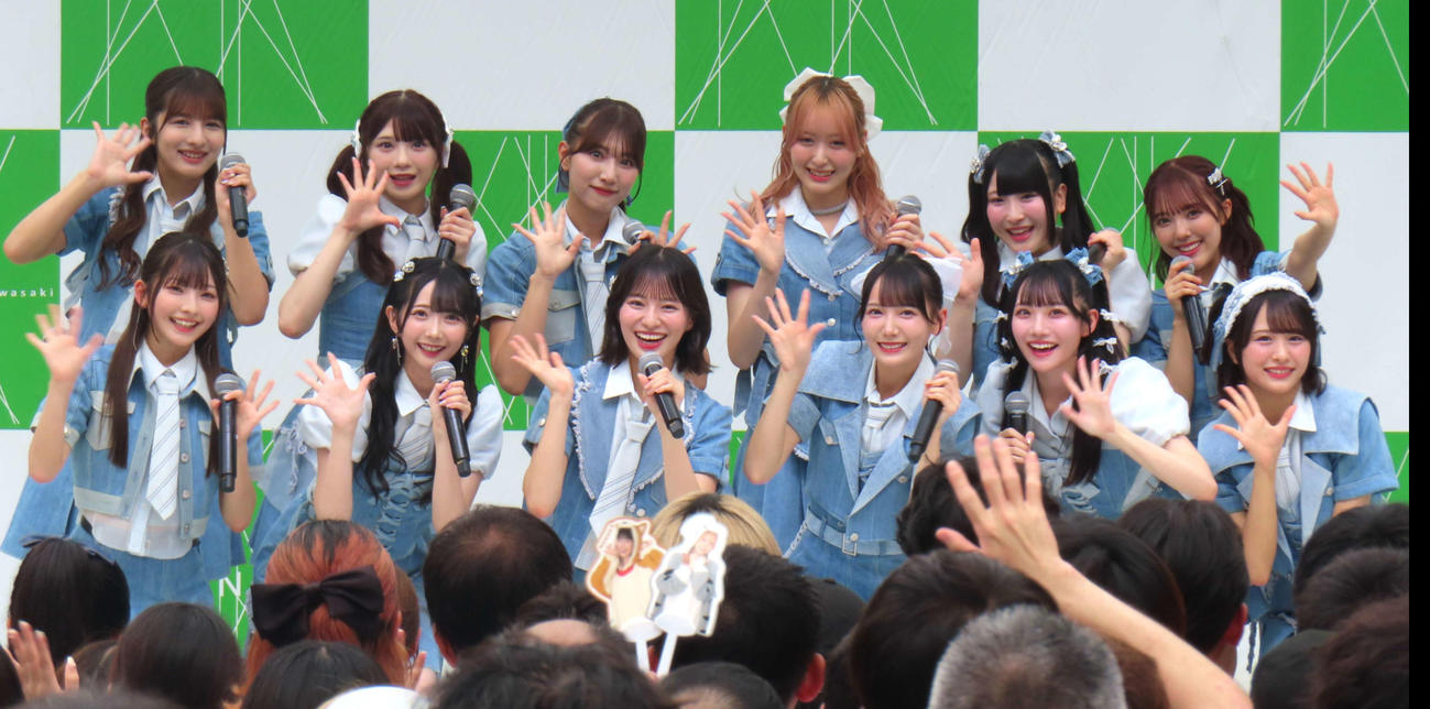 ≠ME（前列左から）永田詩央里、谷崎早耶、冨田菜々風、鈴木瞳美、本田珠由記、尾木波菜、（後列左から）河口夏音、菅波美玲、蟹沢萌子、川中子奈月心、櫻井もも、落合希来里＝24年8月