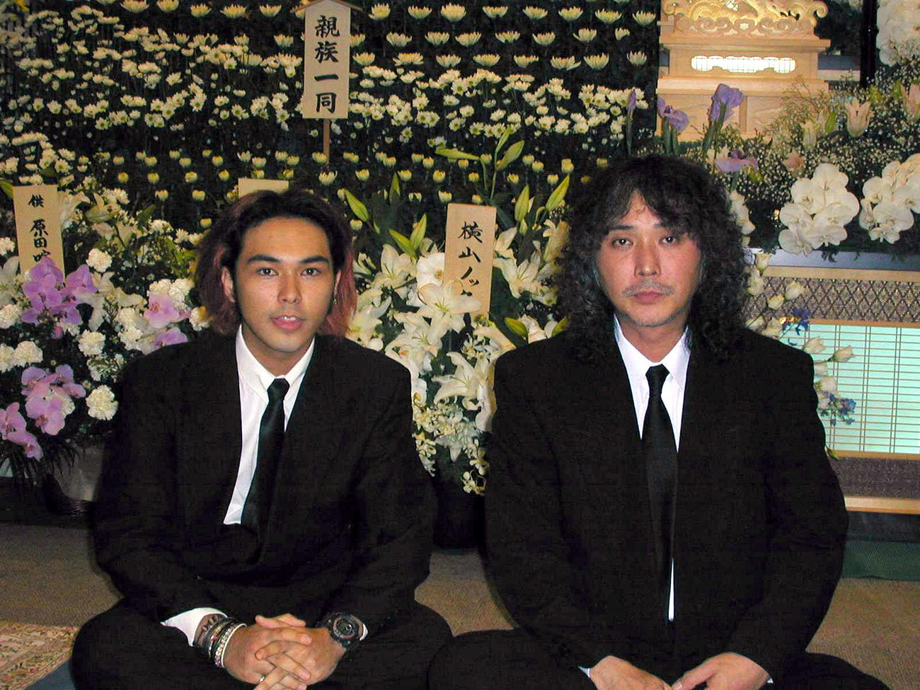 2000年5月、父桑名正晴さんの通夜での桑名正博さんと長男美勇士（左）