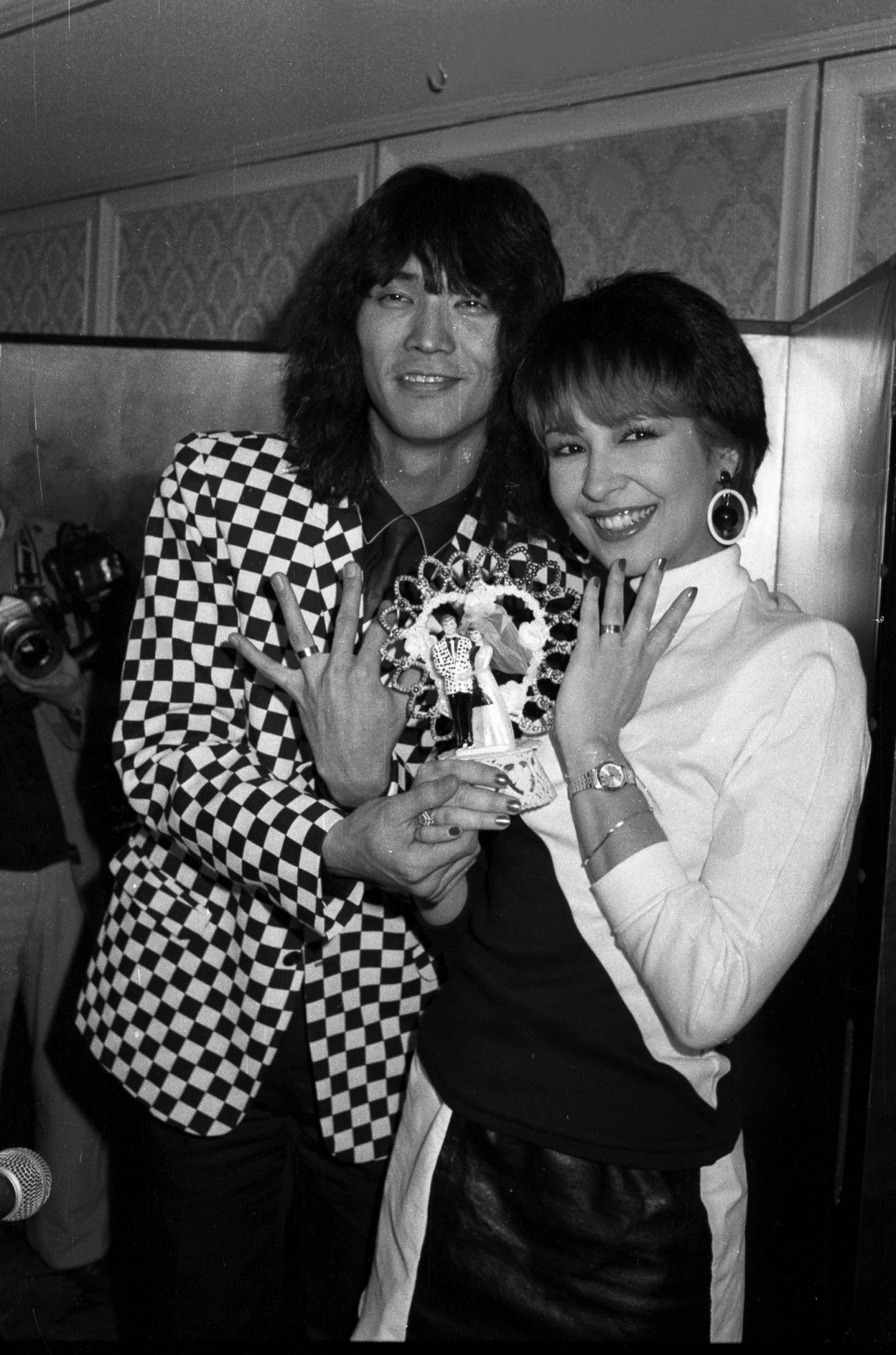 1980年、「再結婚式」を行った桑名正博さんとアン・ルイス。2人は3月に米ロサンゼルスで結婚式を挙げている