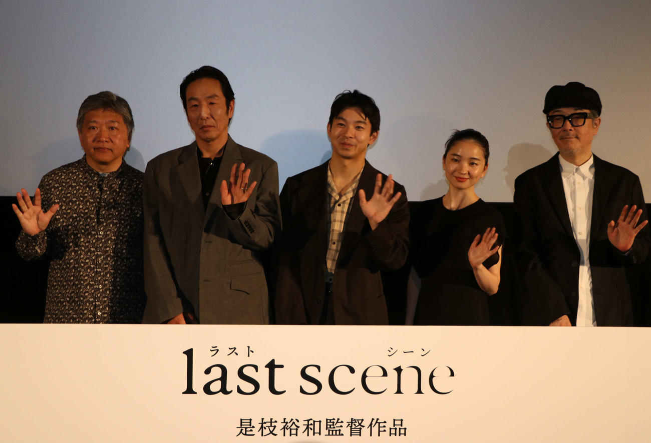 全編iPhone 16 Proで撮影「ラストシーン」プレミア試写会に登壇した、左から是枝裕和監督、黒田大輔、仲野太賀、福地桃子、リリー・フランキー（撮影・一樹）
