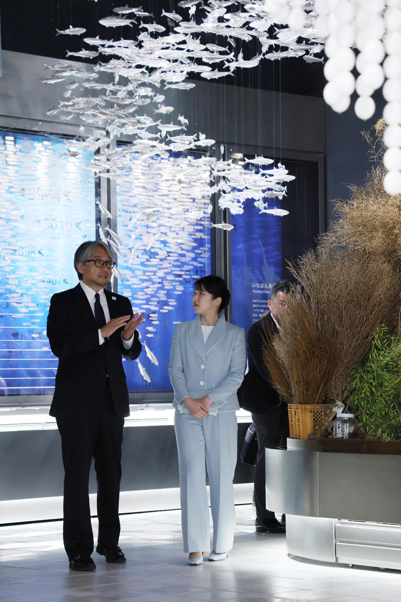 大阪・関西万博会場のシグネチャーパビリオン「EARTH MART」を、手がけた小山薫堂氏（左）の案内で視察する天皇、皇后両陛下の長女愛子さま（代表撮影）