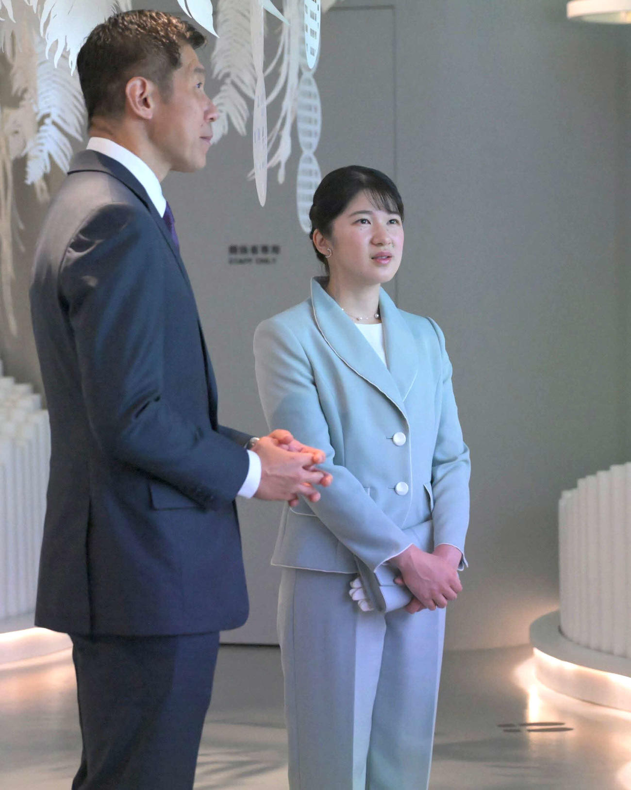 大阪・関西万博会場のシンガポール館を視察される天皇家の長女、愛子さま（代表撮影）