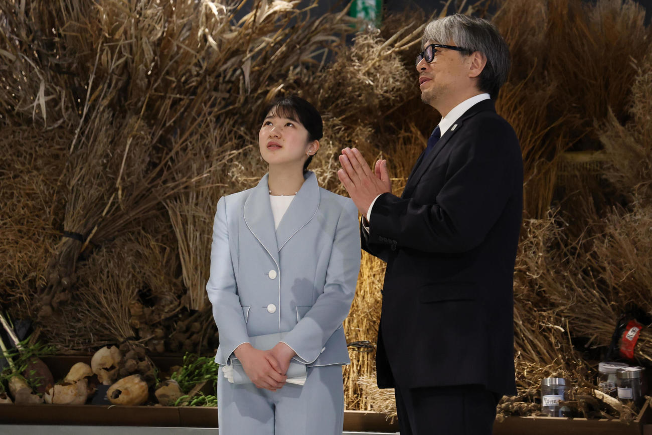 大阪・関西万博会場のシグネチャーパビリオン「EARTH MART」を、手がけた小山薫堂氏（右）の案内で視察する天皇、皇后両陛下の長女愛子さま（代表撮影）