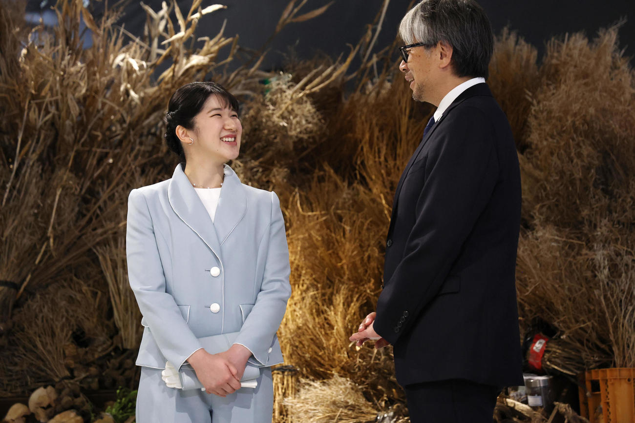 大阪・関西万博会場のシグネチャーパビリオン「EARTH MART」を、手がけた小山薫堂氏（右）の案内で視察する天皇、皇后両陛下の長女愛子さま（代表撮影）