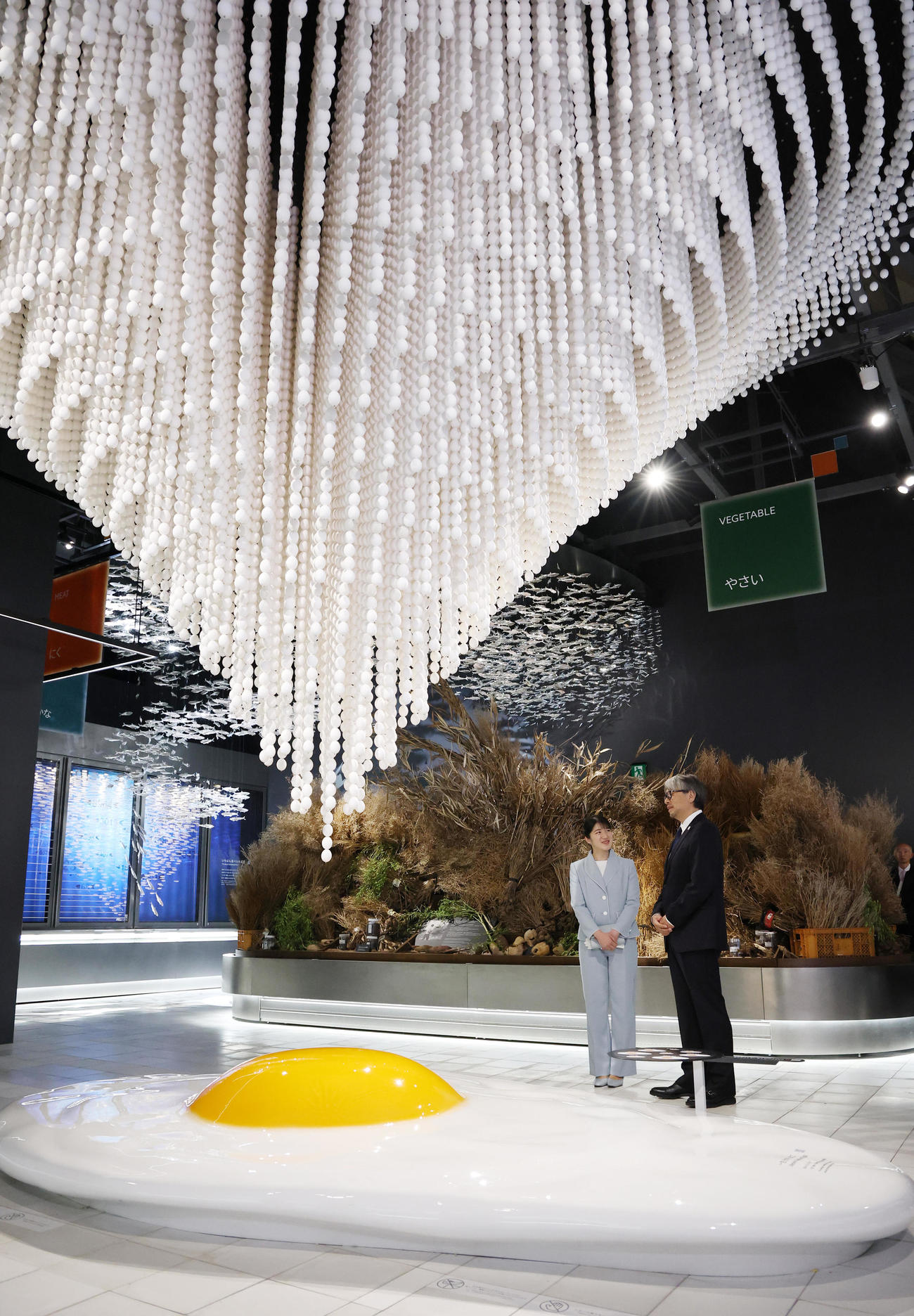 大阪・関西万博会場のシグネチャーパビリオン「EARTH MART」を、手がけた小山薫堂氏（右）の案内で視察する天皇、皇后両陛下の長女愛子さま（代表撮影）