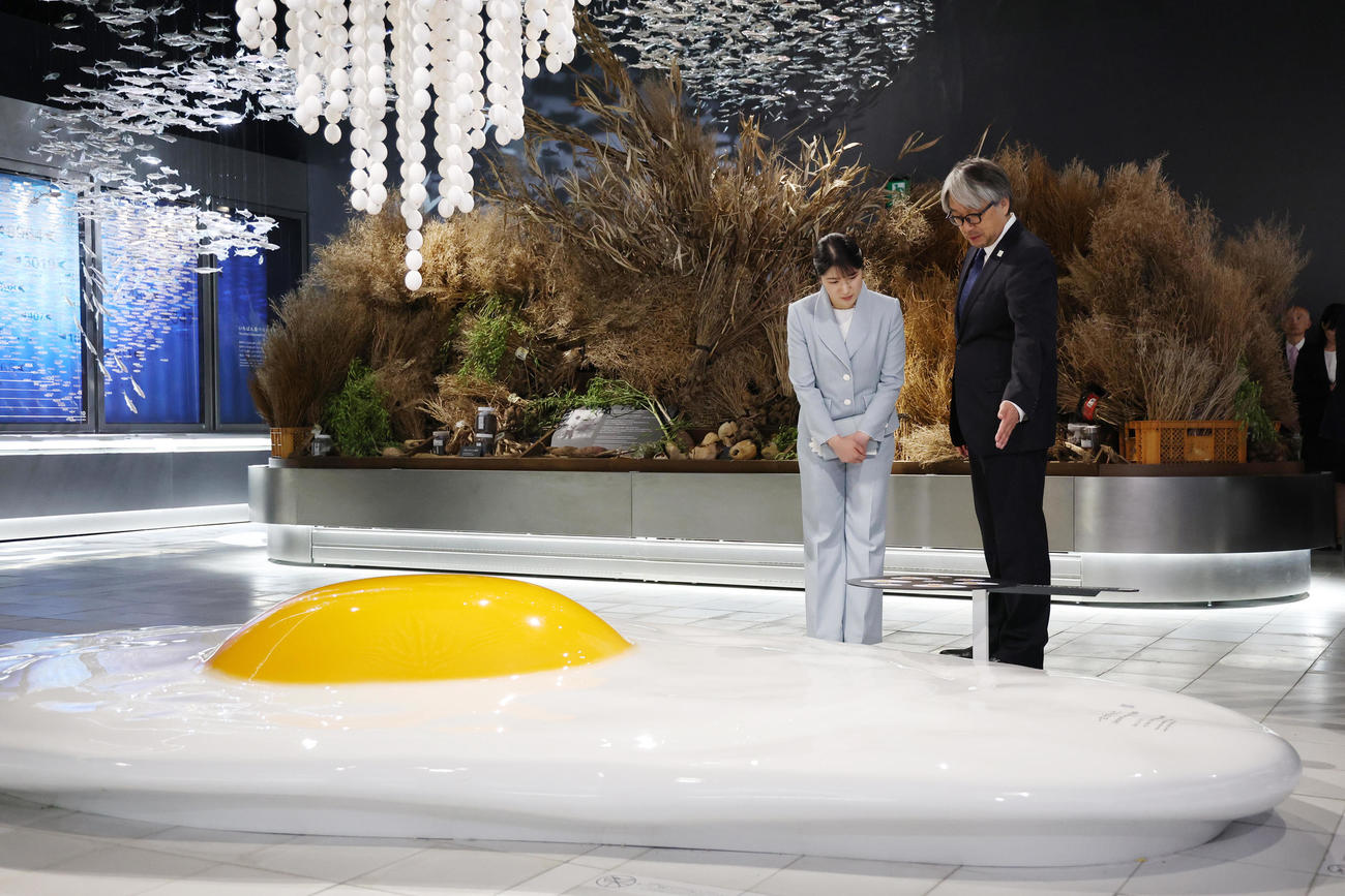 大阪・関西万博会場のシグネチャーパビリオン「EARTH MART」を、手がけた小山薫堂氏（右）の案内で視察する天皇、皇后両陛下の長女愛子さま（代表撮影）