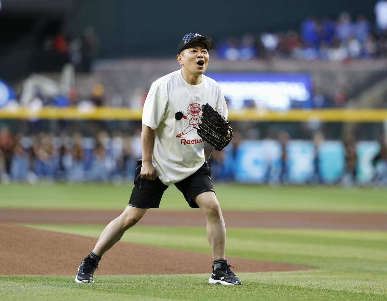 ダイヤモンドバックス―ドジャースの試合で始球式を行うお笑いタレントの宮迫博之さん（共同）