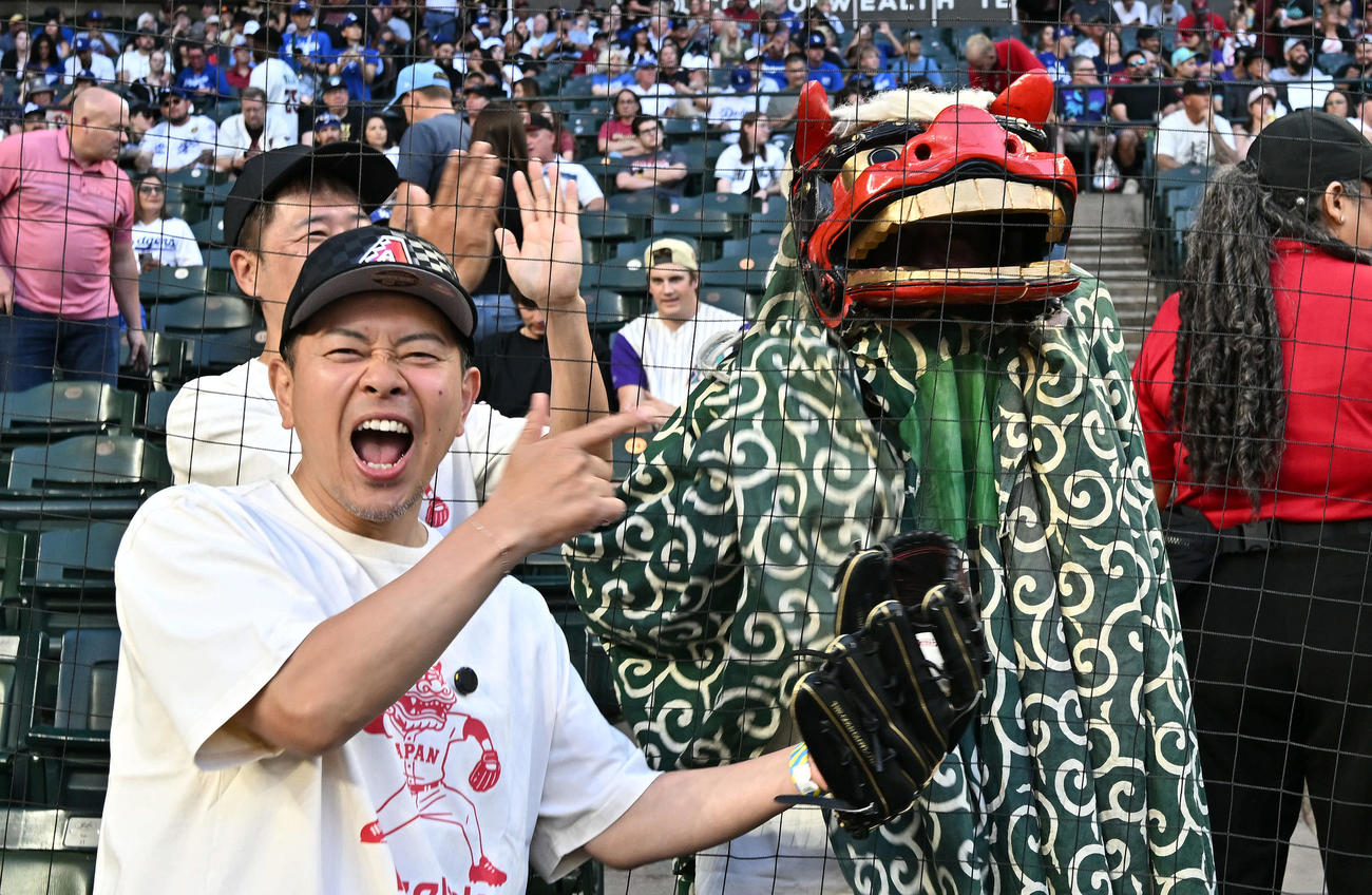 ダイヤモンドバックス対ドジャース　始球式を前に盛り上がる宮迫博之と獅子舞を被ったたむらけんじ（撮影・滝沢徹郎）