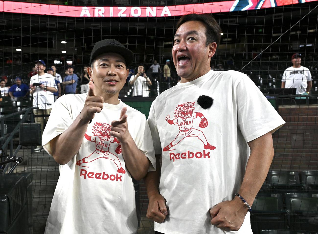 ダイヤモンドバックス対ドジャース　試合前練習を見学する宮迫博之（左）とたむらけんじはポーズを決める（撮影・滝沢徹郎）