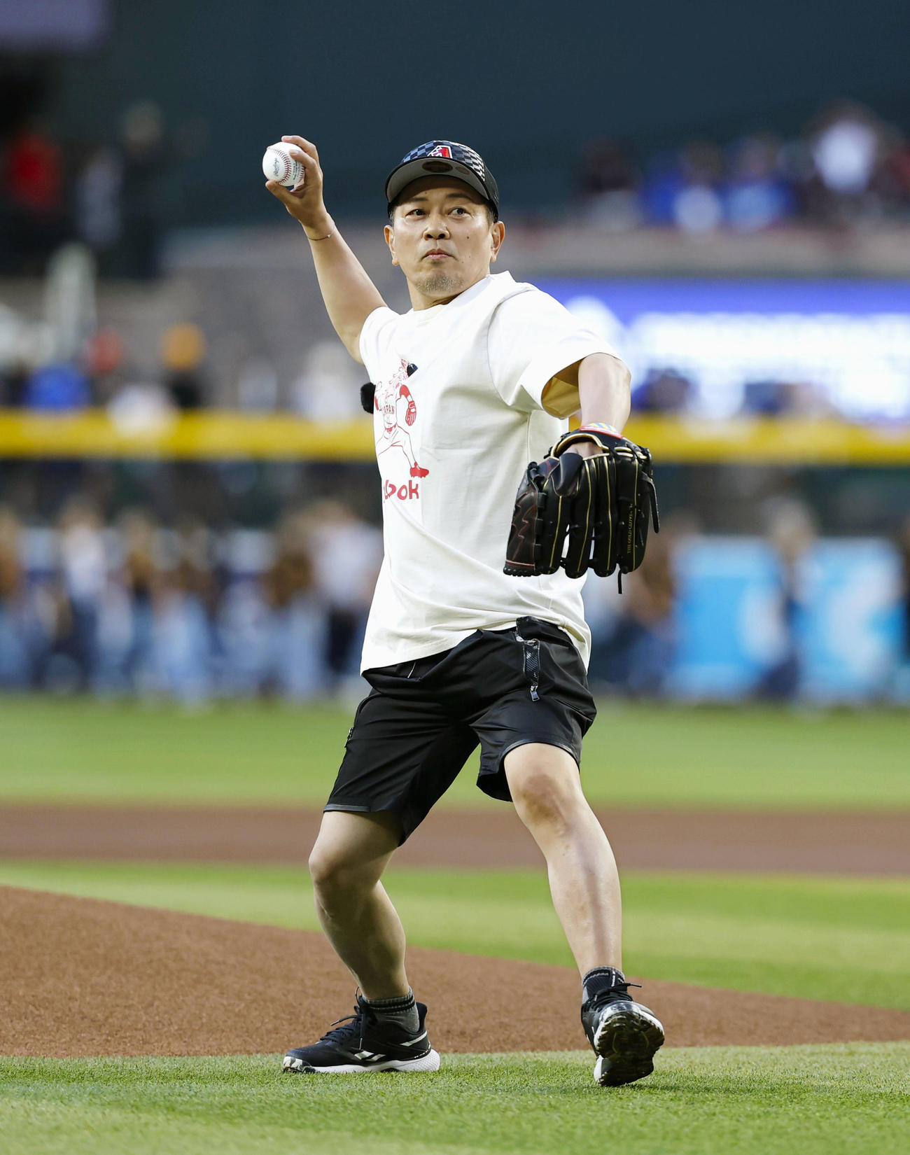 ダイヤモンドバックス―ドジャースの試合で始球式を行うお笑いタレントの宮迫博之さん（共同）