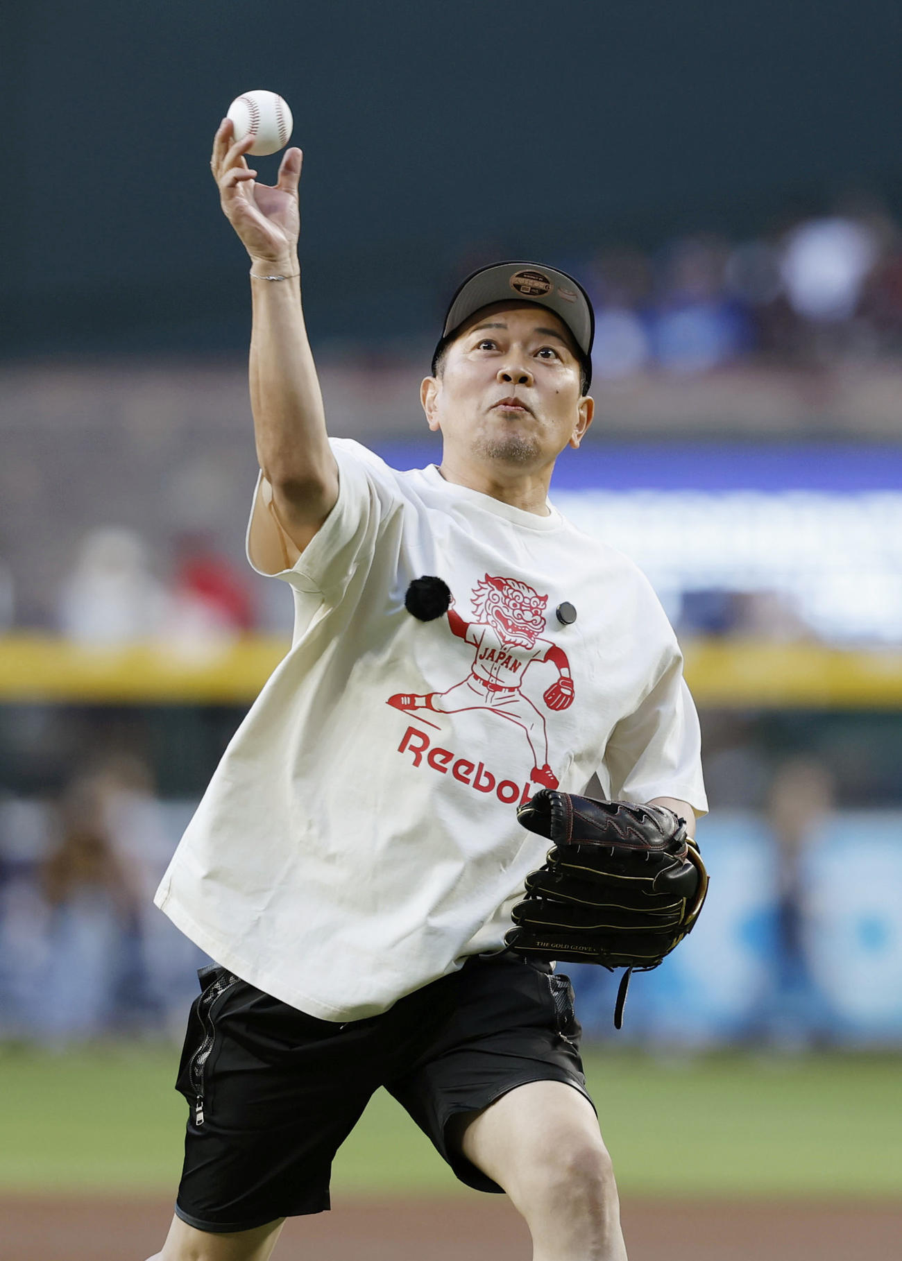 ダイヤモンドバックス―ドジャースの試合で始球式を行うお笑いタレントの宮迫博之さん（共同）