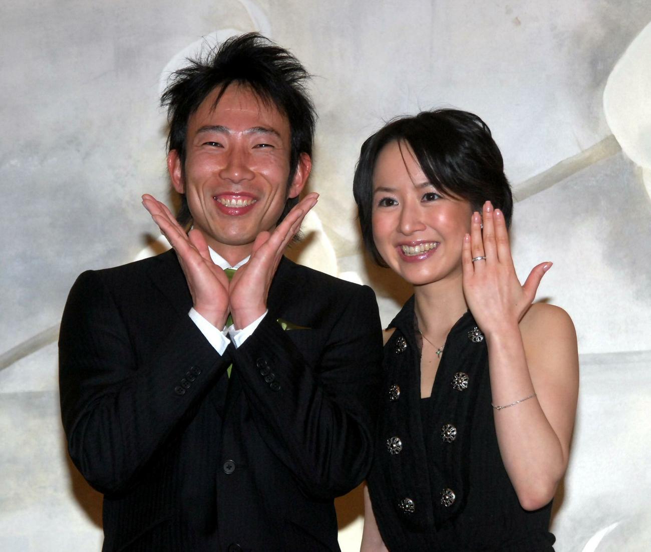 2007年　結婚を発表したモンキッキー（現おさる）と山川恵里佳