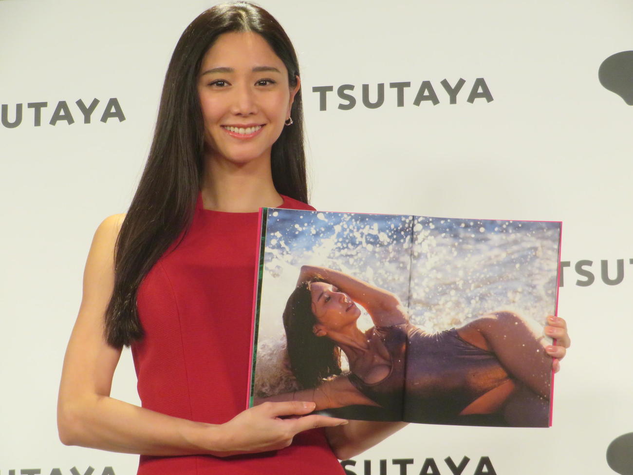 写真集「月刊　斎藤恭代」発売記念会見に出席した斎藤恭代（撮影・川田和博）