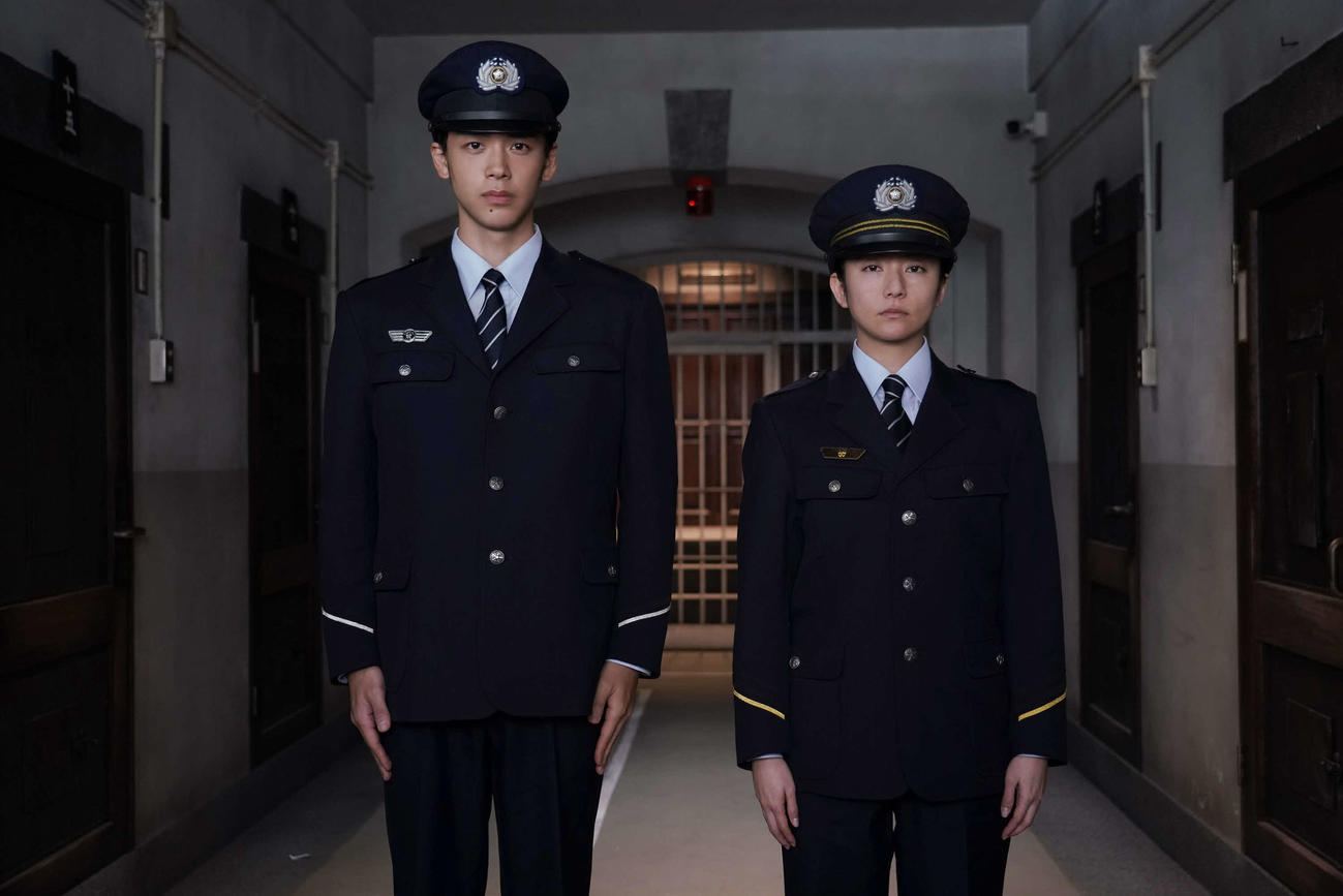 テレビ朝日ドラマプレミアム「看守の流儀」で刑務官を演じる竹内涼真（左）と木村文乃