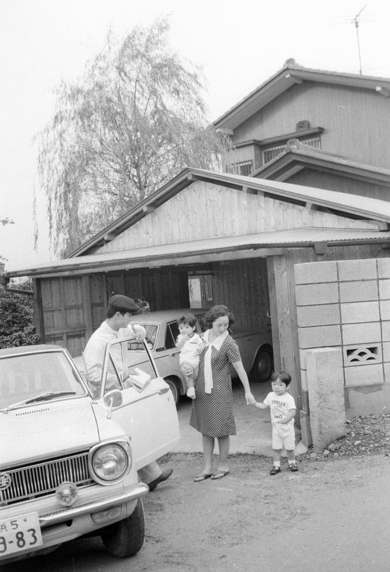 出掛ける緒形拳さん（右端）を見送る1歳頃の緒方直人（左から2人目）（1968年撮影）
