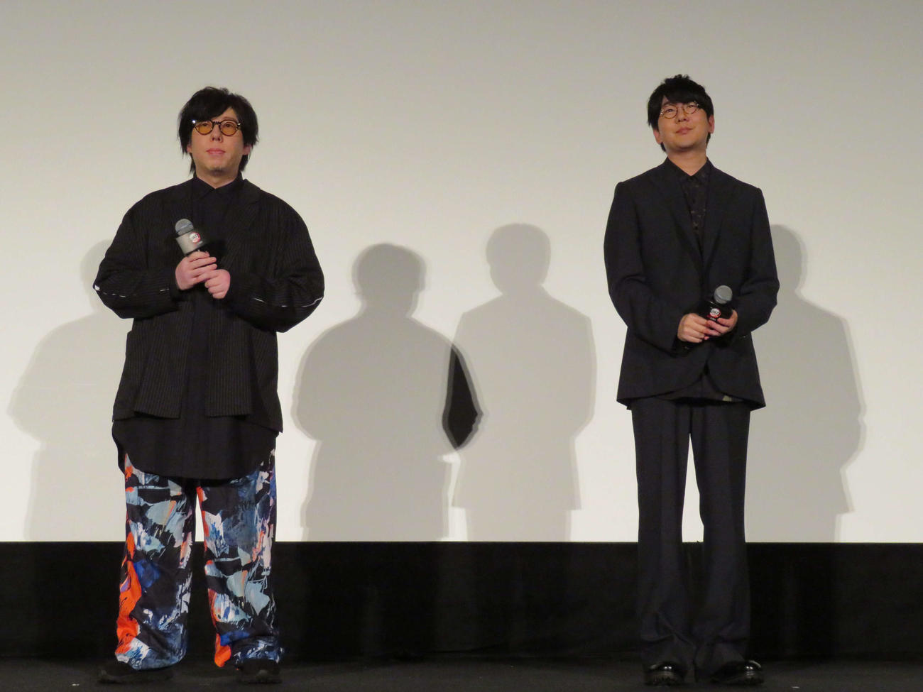 「劇場版　鬼滅の刃　無限列車編」リバイバル上映公開記念舞台あいさつに登壇した日野聡（左）と花江夏樹（撮影・村上幸将）