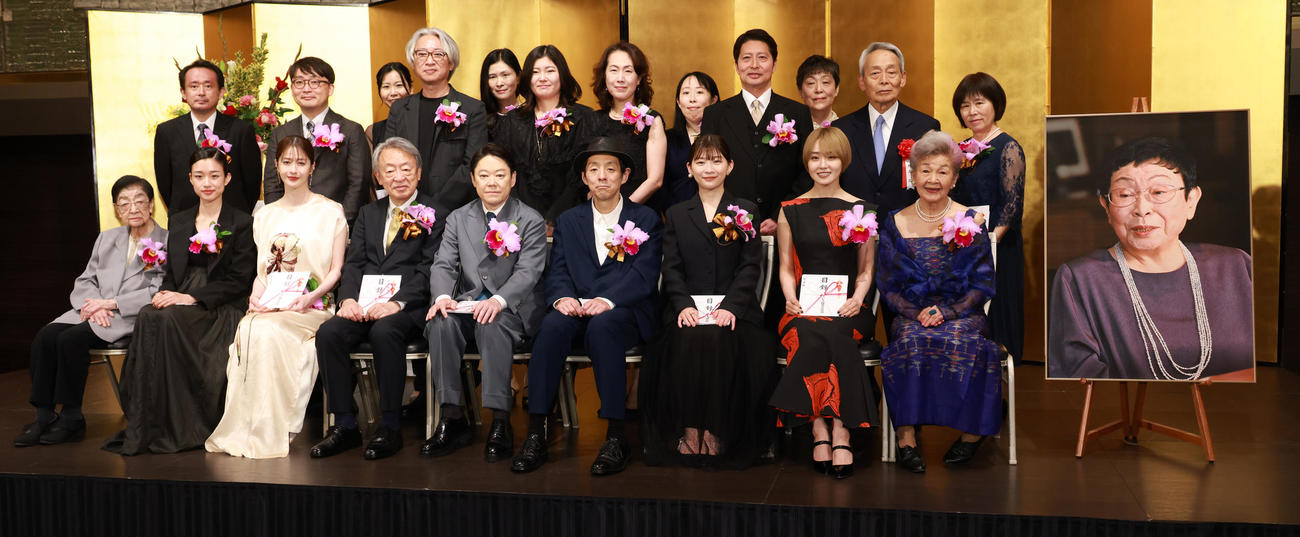 第33回橋田賞各賞受賞者。1列目左から石井ふく子プロデューサー、河合優実、松本若菜、池上彰氏、阿部サダヲ、宮藤官九郎氏、伊藤沙莉、奈緒、草村礼子、2列目左から菓子浩氏、尾崎裕和氏、椰川善郎氏、吉田恵里香氏、小松沢恭子氏、鈴木亨知氏、井上弘理事長、3列目左から不動里美氏、青山ユキ氏、日比谷祐希氏、松山富江氏、今泉紗弥氏（撮影・中島郁夫）