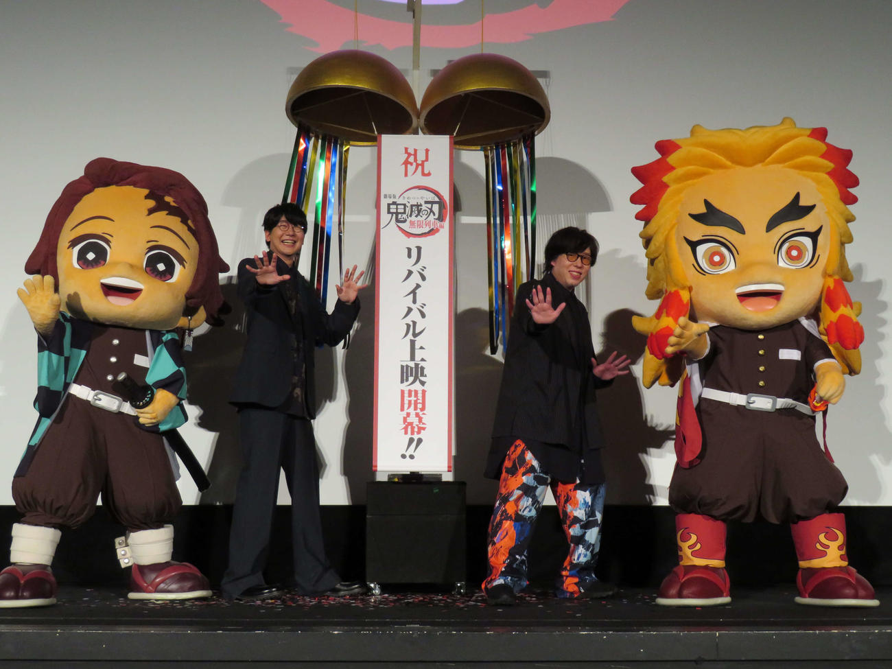 「劇場版　鬼滅の刃　無限列車編」リバイバル上映公開記念舞台あいさつに登壇した、左から竈門炭治郎、花江夏樹、日野聡、煉獄杏寿郎（撮影・村上幸将）