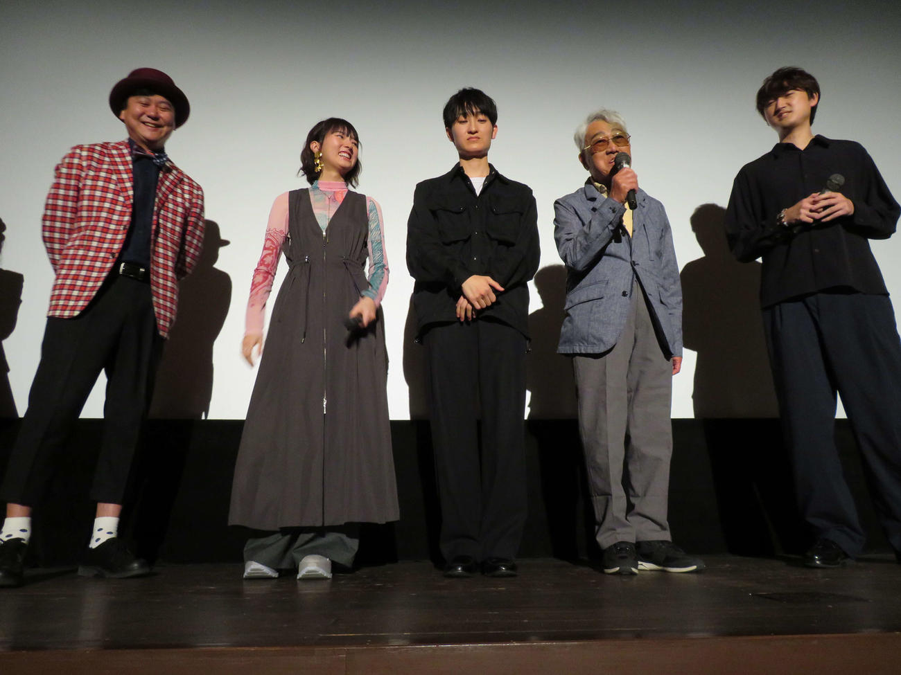 「劇場版　米寿の伝言」初日舞台あいさつに登壇した、左から中川パラダイス、山田姫奈、西本銀二郎、西本匡克、西本健太朗（撮影・村上幸将）