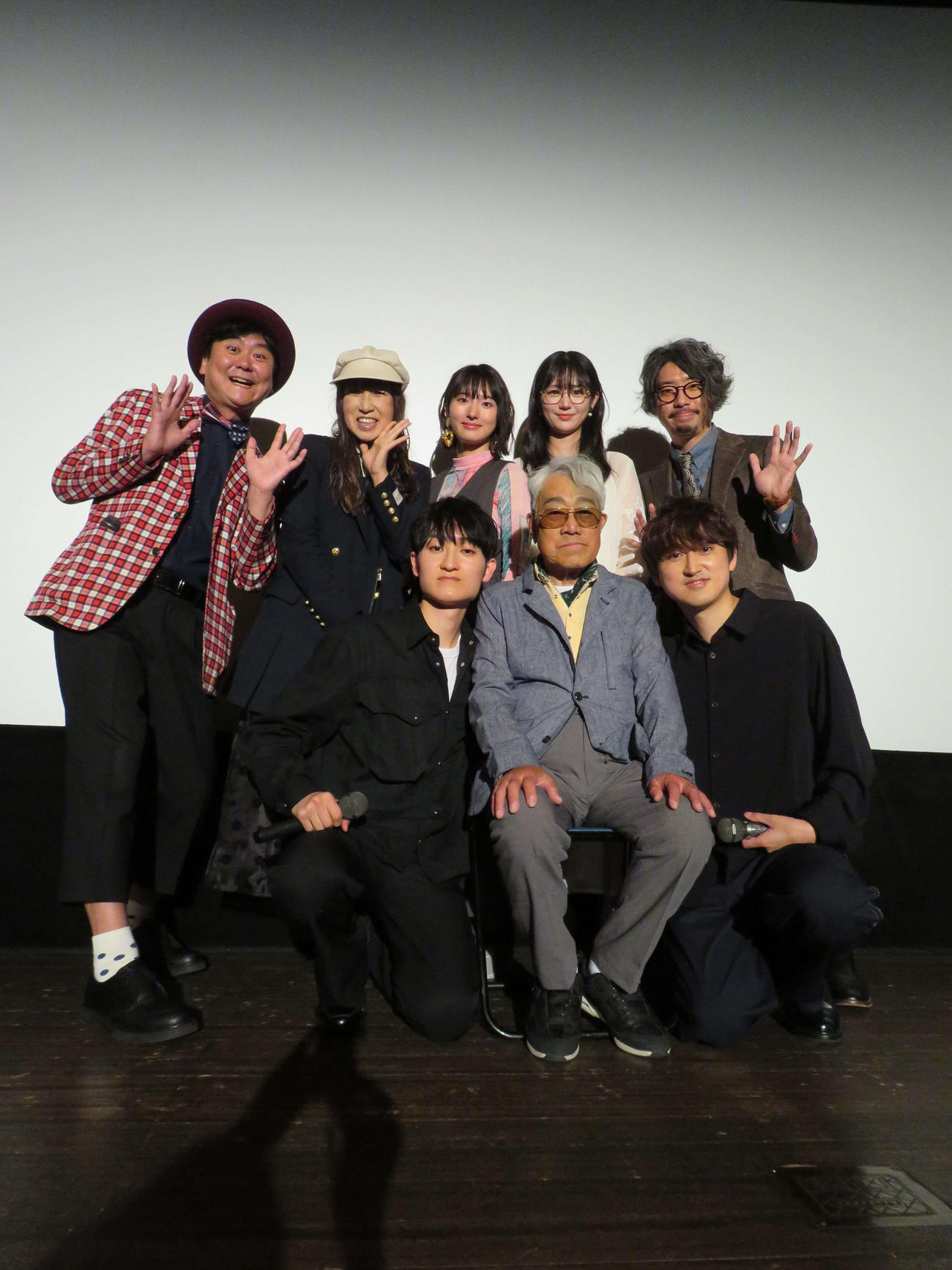 「劇場版　米寿の伝言」初日舞台あいさつに登壇した、前列左から西本銀二郎、西本匡克、西本健太朗、後列左から中川パラダイス、西本浩子プロデューサー、山田姫奈、長谷川かすみ、ガクカワサキ監督（撮影・村上幸将）