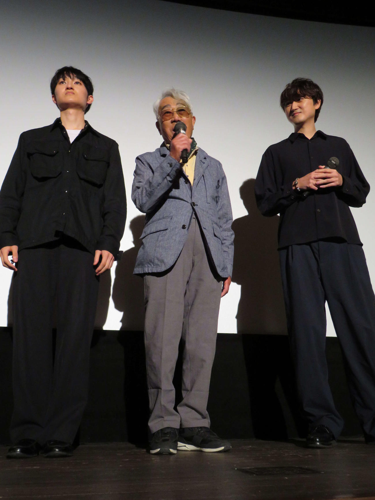 「劇場版　米寿の伝言」初日舞台あいさつに登壇した、左から西本銀二郎、祖父で主演の西本匡克、西本健太朗（撮影・村上幸将）