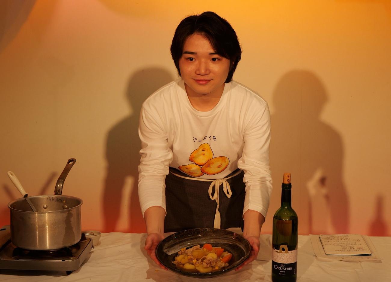 自身のYouTubeを更新し、お手製の肉じゃがを披露した小山雄大