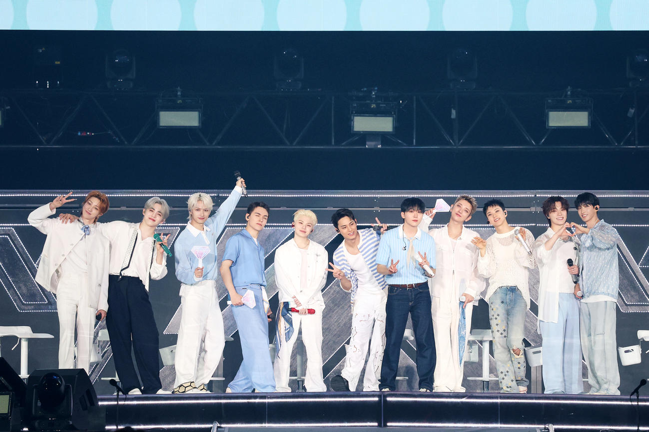 2年ぶりのファンミーティングを開催したSEVENTEEN。左からTHE 8、S.COUPS、JUN、VERNON、WOOZI、MINGYU、SEUNGKWAN、JOSHUA、HOSHI、DINA、DK (P)＆(C) PLEDIS Entertainment