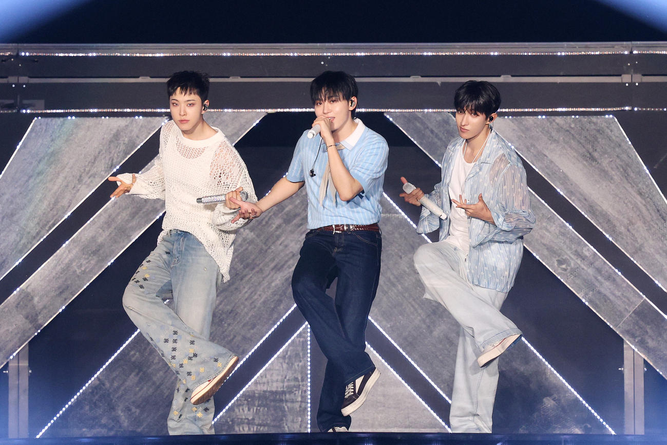 2年ぶりのファンミーティングを開催したSEVENTEEN。左からHOSHI、SEUNGKWAN、DK (P)＆(C) PLEDIS Entertainment