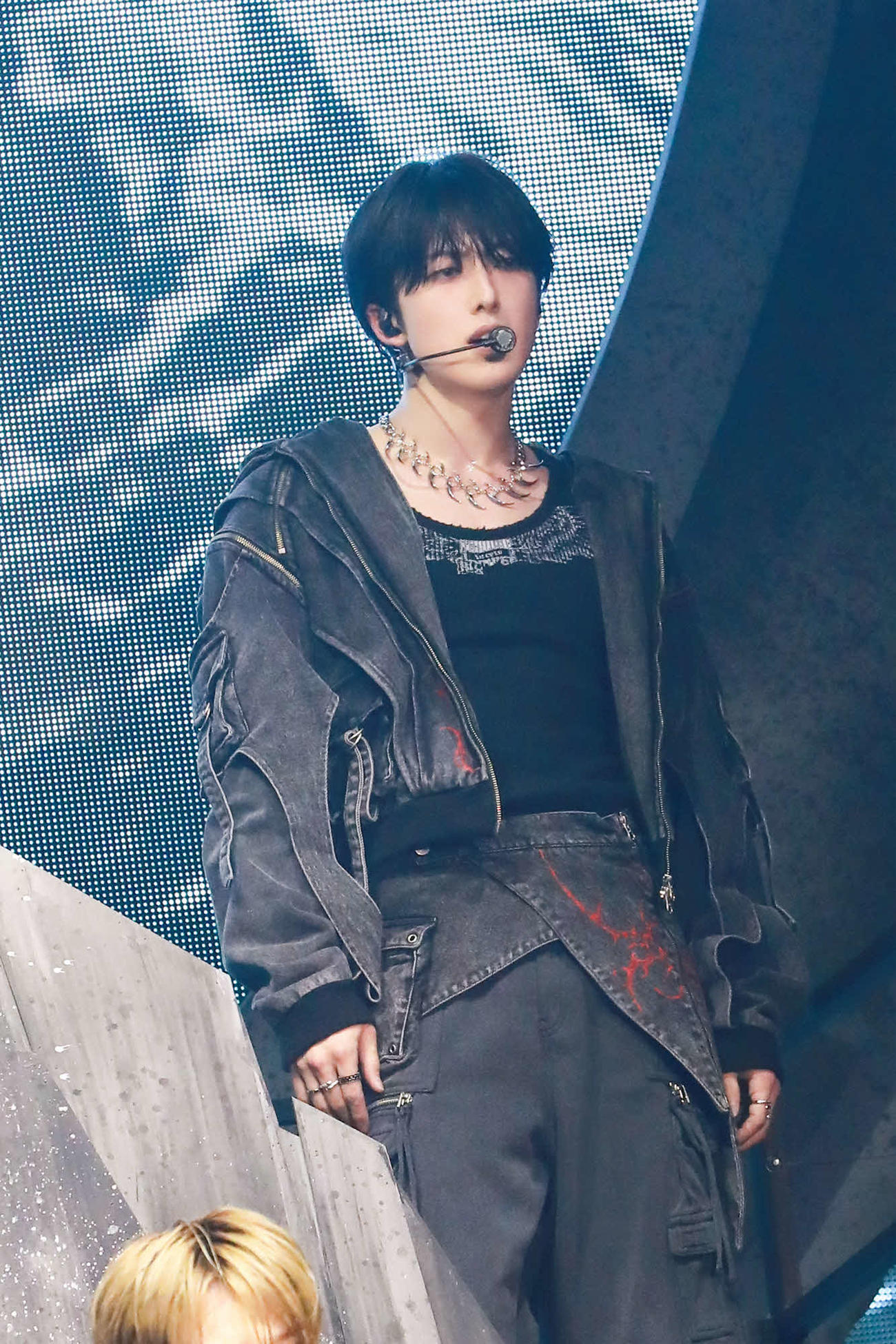 「2025　＆TEAM CONCERT TOUR　‘AWAKEN THE BLOODLINE’」でパフォーマンスする＆TEAMのFUMA