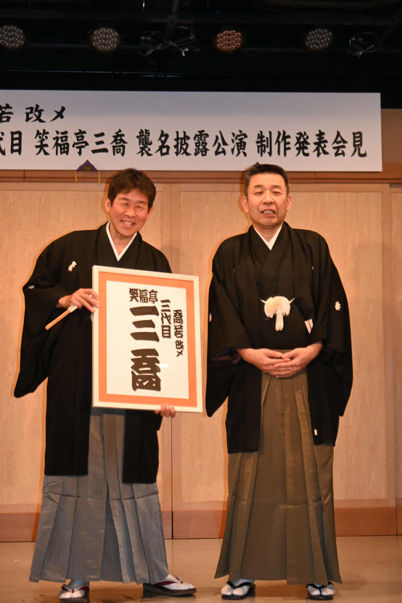 襲名披露公演の制作発表会見に出席した師匠の笑福亭松喬（右）笑福亭喬若（撮影・松浦隆司）