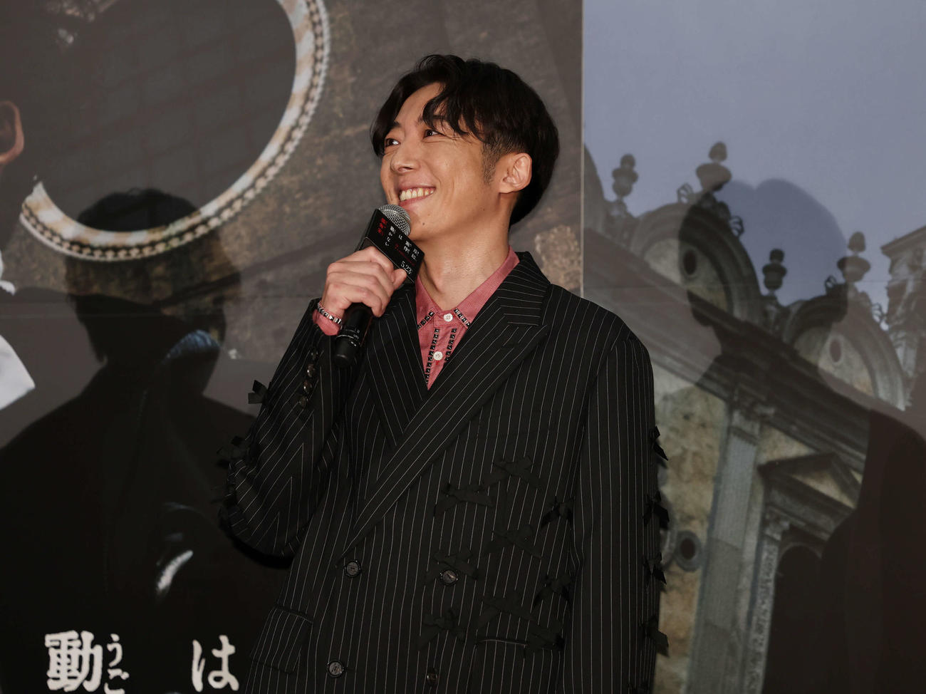 ジャパンプレミアに登壇し笑顔であいさつをする高橋一生（撮影・増田悦実）