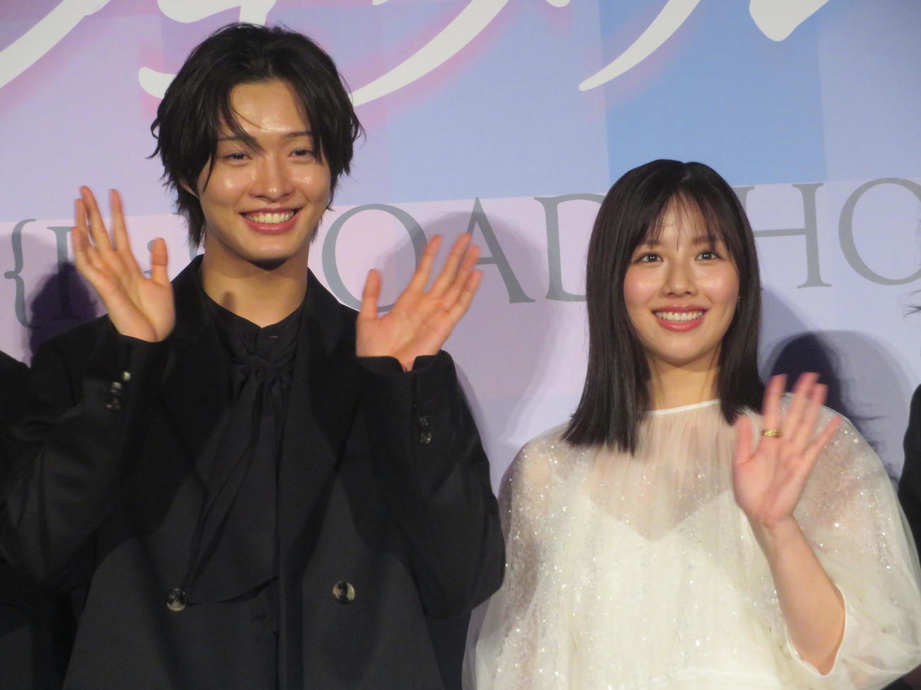 映画「青春ゲシュタルト崩壊」完成披露舞台あいさつに出席した佐藤新（左）と渡邉美穂（撮影・川田和博）
