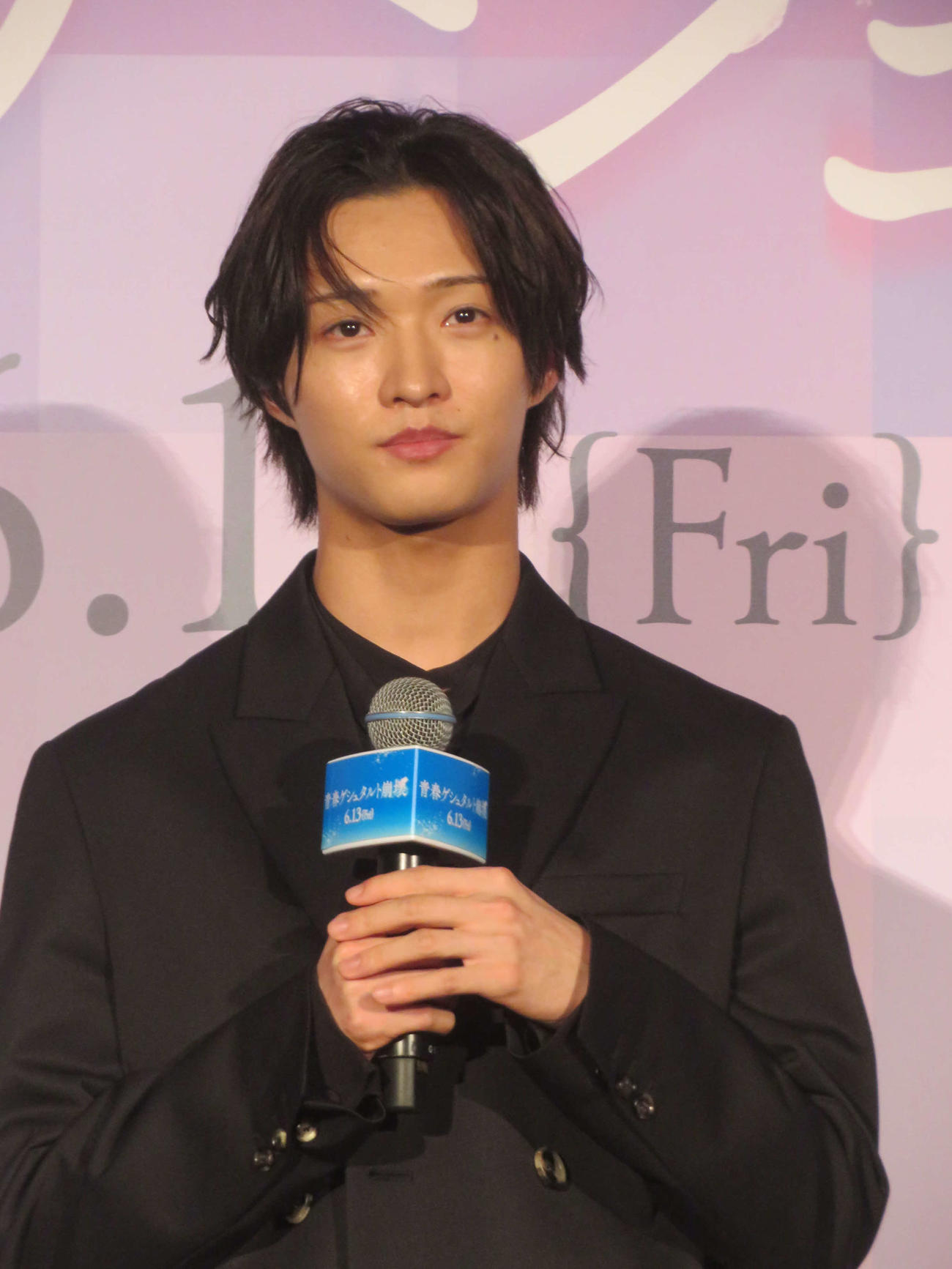 映画「青春ゲシュタルト崩壊」完成披露舞台あいさつに出席した佐藤新（撮影・川田和博）