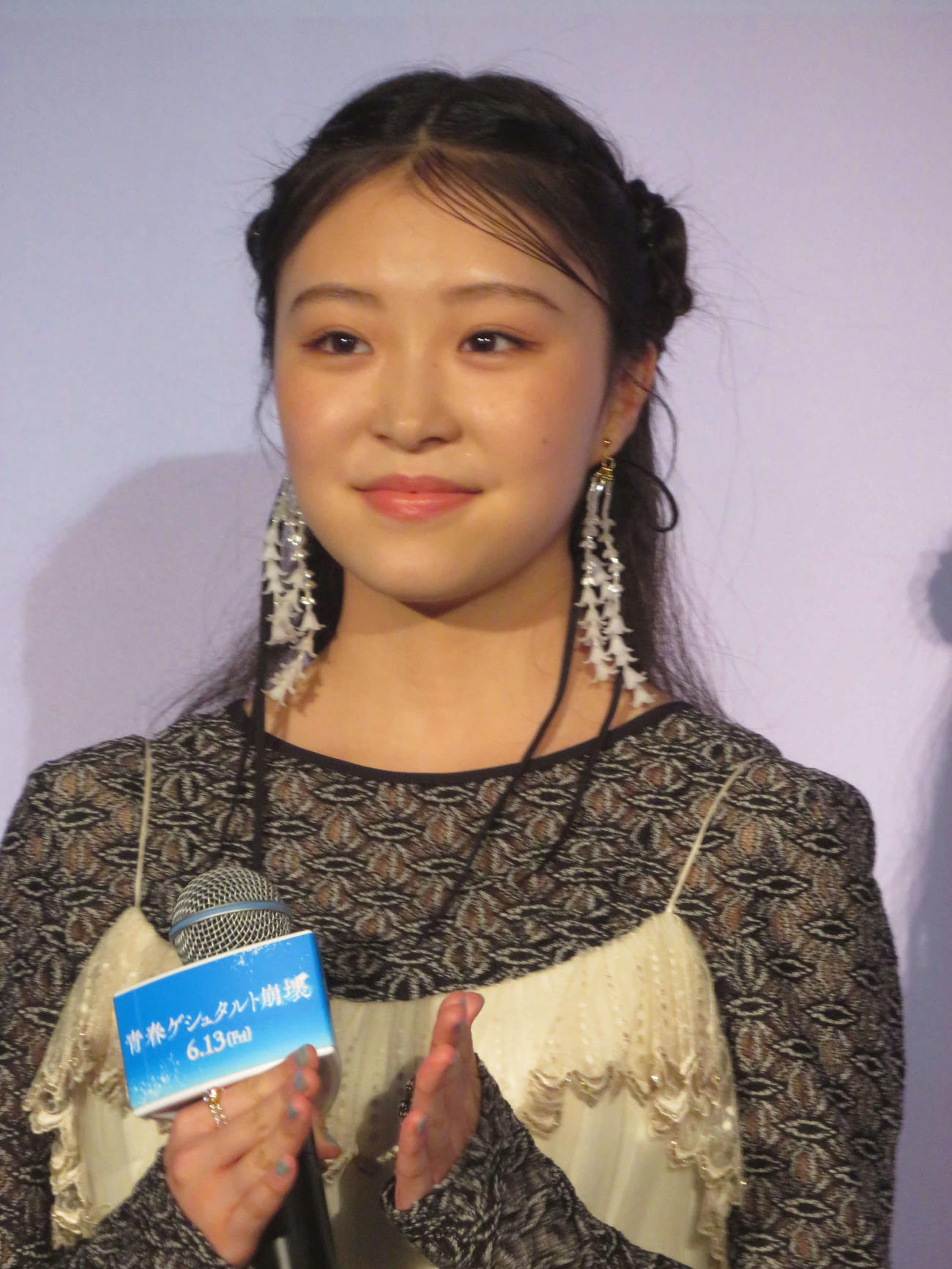 映画「青春ゲシュタルト崩壊」完成披露舞台あいさつに出席した新井美羽（撮影・川田和博）