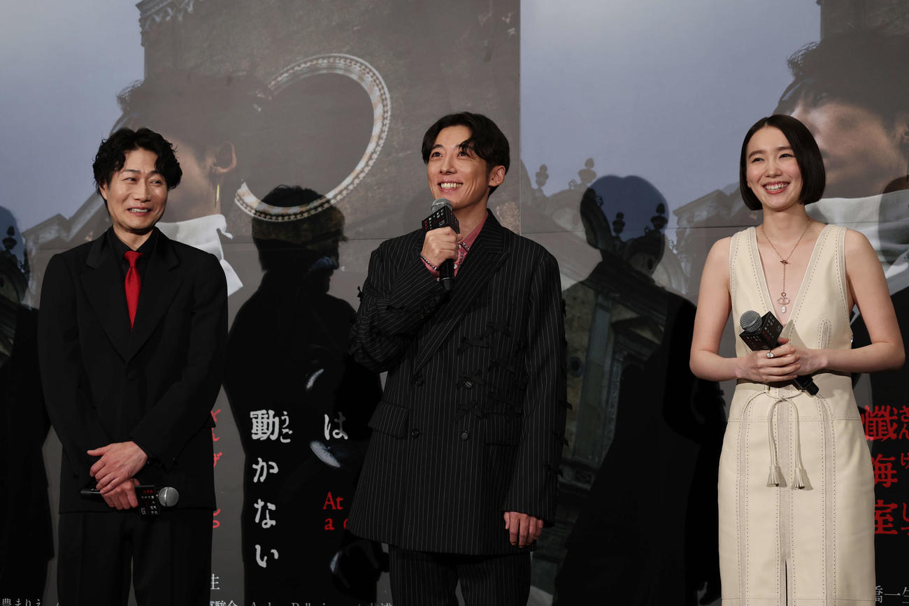 ジャパンプレミアで笑顔な左から戸次重幸、高橋一生、飯豊まりえ（撮影・増田悦実）
