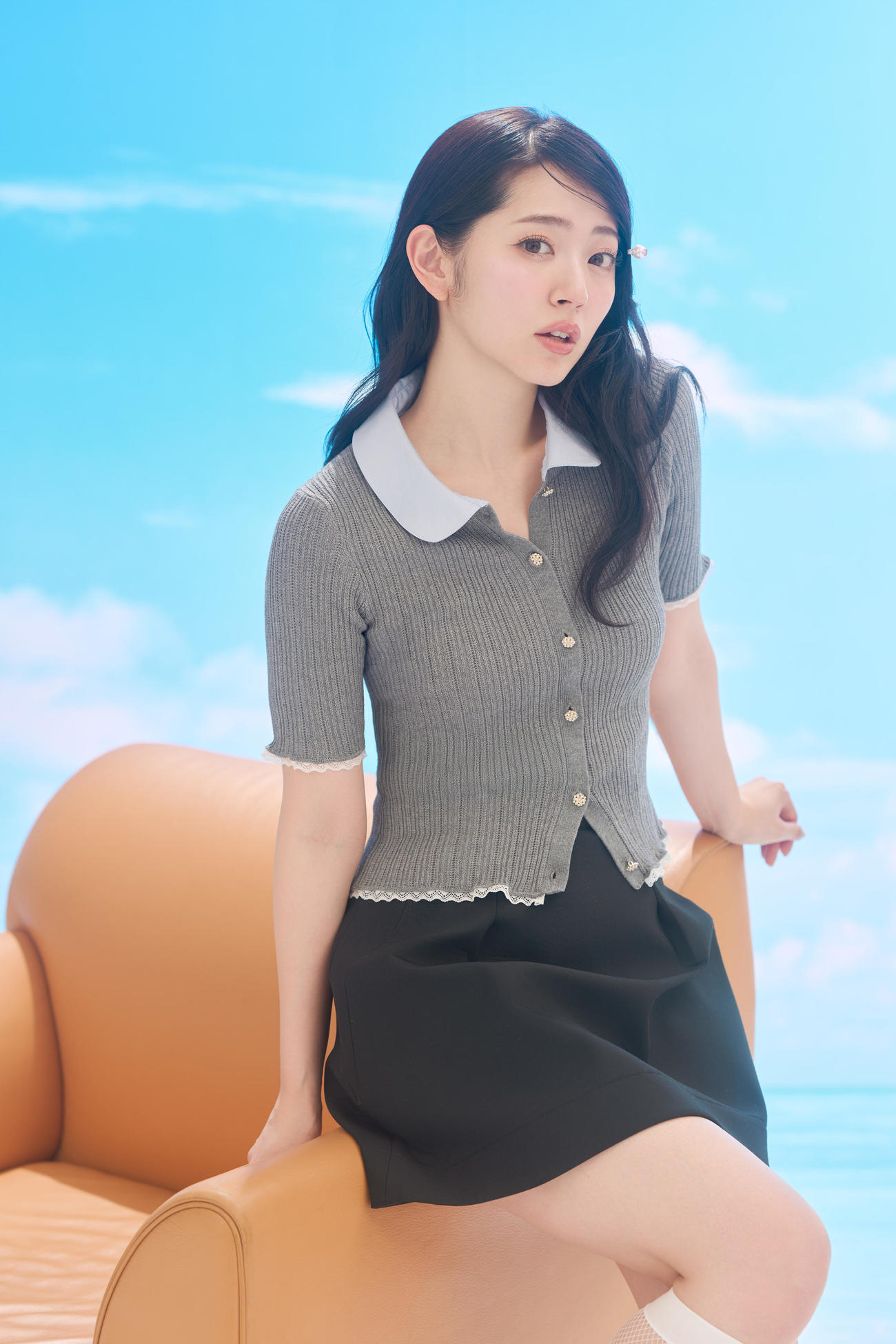 鈴木愛理が美脚あらわなモノトーンコーデを披露。「USAGI ONLINE FES 2025」2代目ミューズに。