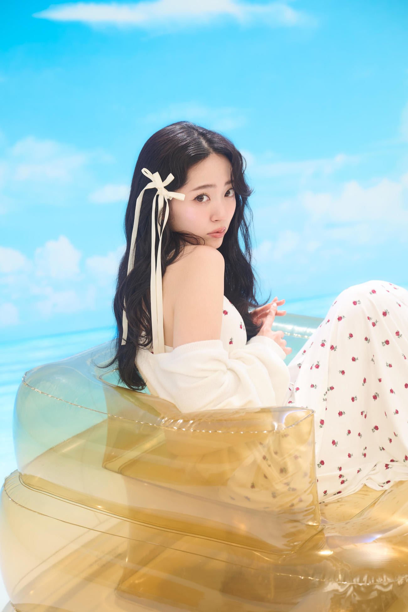 鈴木愛理があざと目線のホワイトコーデを披露。「USAGI ONLINE FES 2025」2代目ミューズに。